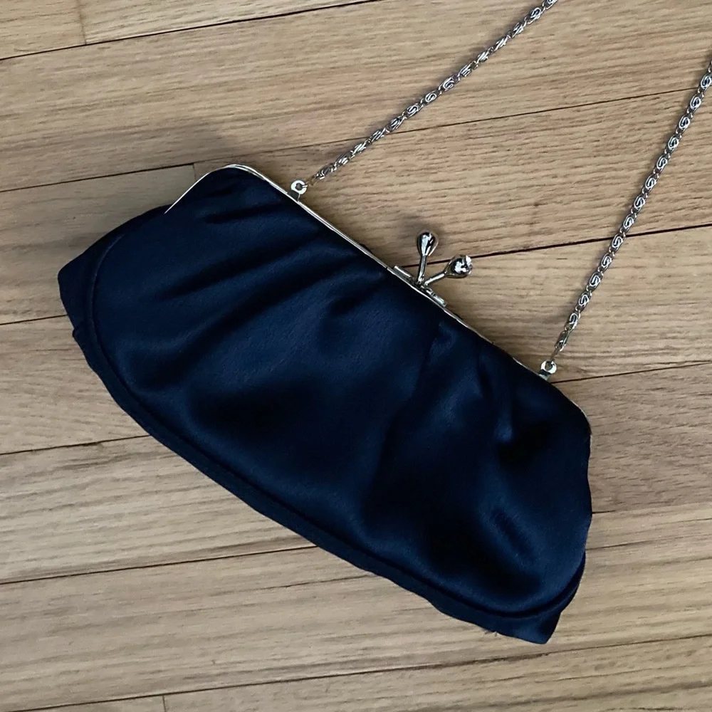 NWOT Jessica McClintock Silk evening clutch purse w/drop in silver chain